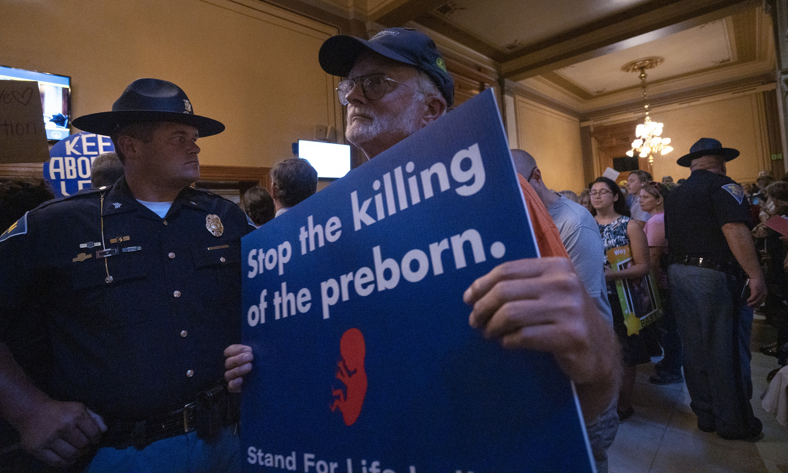 Indiana abortion clinics reopening after judge blocks ban ...