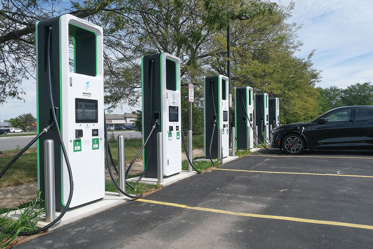 Car fast store charging station