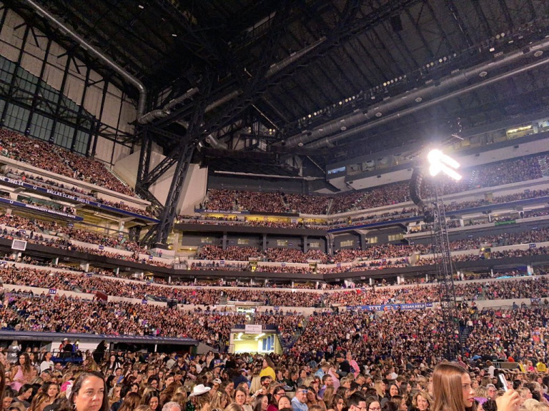 taylor-swift-updates-end-of-final-show-in-indy-more-photos