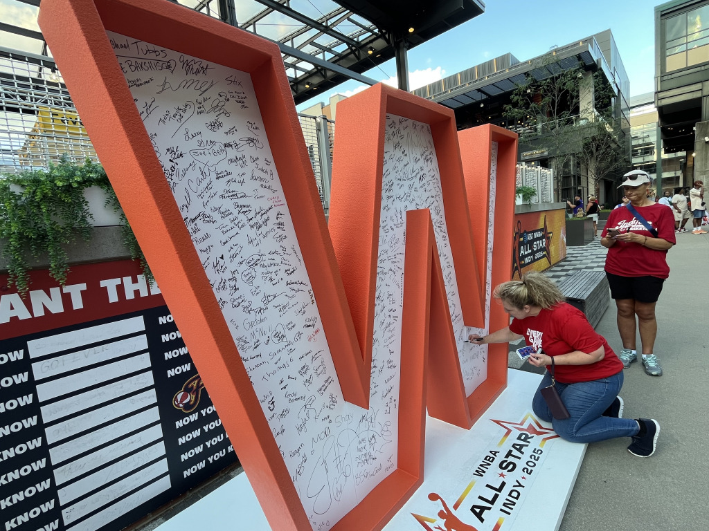 Live updates: Fans gather at Bicentennial Plaza, Georgia Street