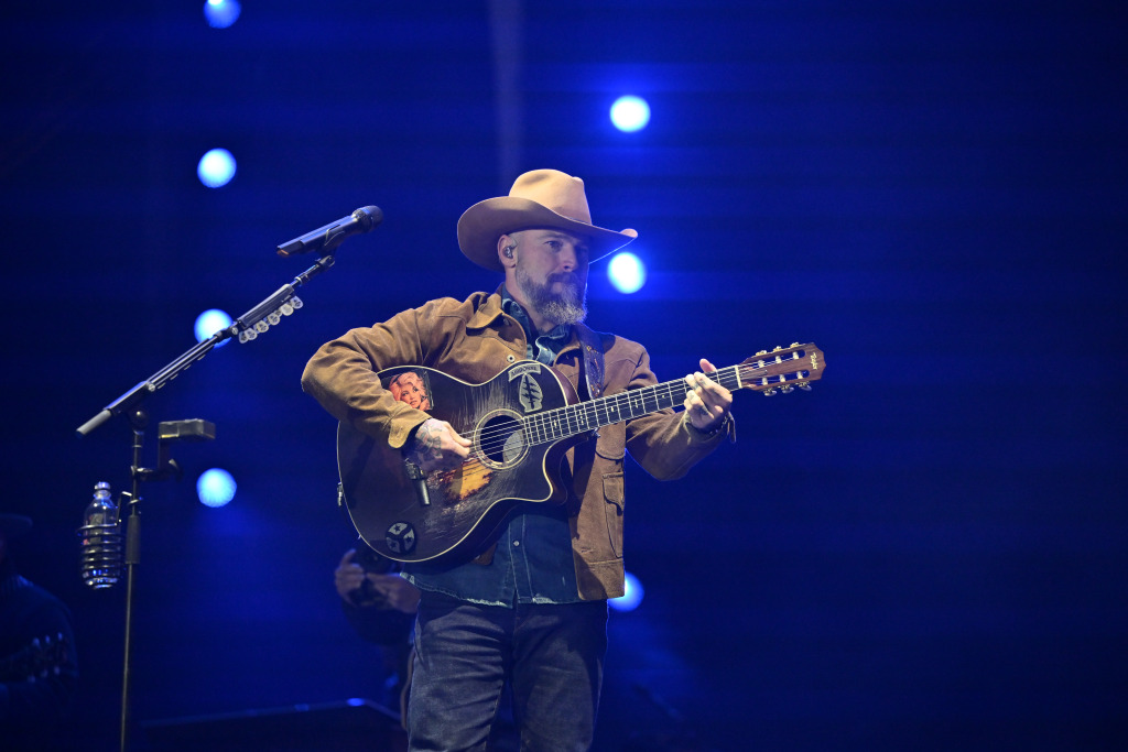 Final Four updates: Zac Brown Band does best to heat up chilly situation; Illini fans soak in loss