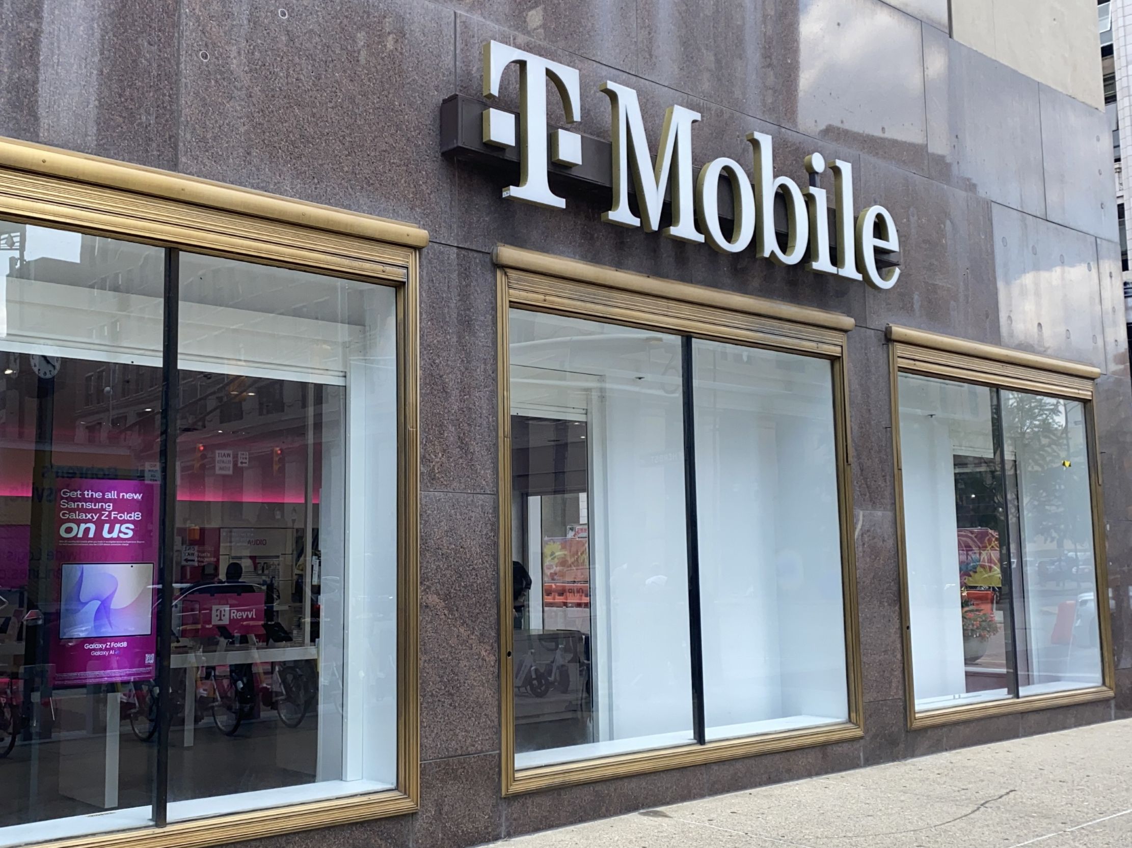 T-Mobile to exit storefront near Monument Circle